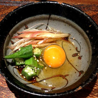 鳥茂 - 生卵と茗荷とオクラの和え物