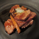 グルメバイキング オリンピア - 今回のお肉メニューのひとつ、
      フランス産シャロレー牛の熟成肉ステーキ
      メートルドテールバターとキノコ添え。
      目の前で焼いてくれるので、焼き上げる音と香りも楽しめます。