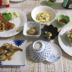山崎旅館 - 夕食。品数が多く味付けもよかったです。揚げものはハーフトンカツ、カキフライ。さらに海老フライ1本追加。