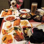 グルメバイキング オリンピア - しかも嬉しいサプライズが！お店を予約する際に
      お友だちが誕生日祝いということを伝えてくれてたみたいで、
      お店からきれいなお花を頂いたよ。
      記念写真も撮ってもらいました。