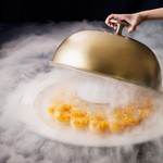 グルメバイキング オリンピア - デザートは夏らしい、
      マンゴープリンジンジャー風味のベルガモットソルベ添え。パーフォーマンスでマンゴーの香りの冷気を葉っぱの団扇であおいで送り出してたよ。ドライアイスがあふれ出ておもしろかったです。