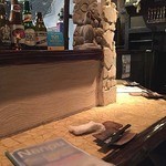 旨い魚とバリメシ 南風 - お店の中は意外と広い。
      入口を入ってすぐのカウンターに座りました。