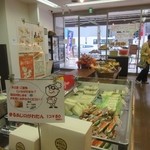 キムラヤ - 喫茶コーナーもある店内は常連客らしき年配の方が数組が焼きたてのパンを買い求めてサービスのコーヒーを楽しんでおられました。

