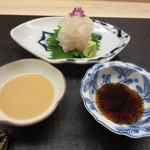 麻布十番 ふくだ - お造り一品目は、カワハギを肝しょうゆとつくりしょうゆで。