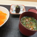 麻布十番 ふくだ - 粉山椒がアクセントのナメコのみそ汁と共に。