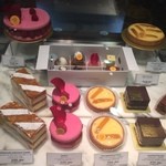ピエール・エルメ・パリ - ショーケースには素敵なケーキがいっぱい！