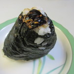 Onigiri Batake Harebare - もう一個は日高こんぶ、私がコンビニでおにぎりを買うときは一番に選ぶ商品です。
                      
                      