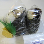 Onigiri Batake Harebare - おにぎりセットは日替わりおにぎりが２個入って３２４円。
                        