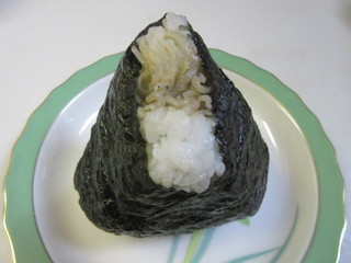 Onigiri Batake Harebare - この日のおにぎりセット、一個目はちりめん山椒。　山椒独特の香りの楽しめるおにぎりです。
                        