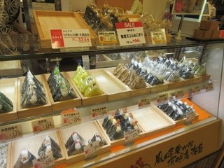 Onigiri Batake Harebare - 此処ではガラス越しにお店の方が一個一個手作りで優しくおにぎりを作ってる姿を見ることができます。
                        
                        この日は三越の地下で夜のビールのおつまみを買ったんで近くにあったこの店でおにぎりを買って帰りました。
                        