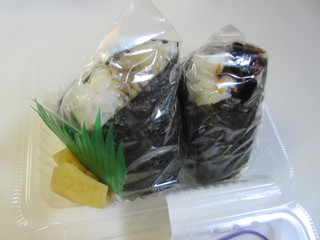 Onigiri Batake Harebare - おにぎりセットは日替わりおにぎりが２個入って３２４円。
                        