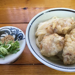 手打うどん 麦蔵 - とり天ぶっかけ小 670円 薬味の下に出汁があります。