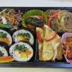 Kanna Muki Mpa Dai Marufu Kuoka Tenjin - お弁当はキンパや様々は韓国料理の詰め合わせの「彩り膳（Ｂ）」８００円