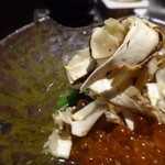 日本料理 晴山 - 小松菜の胡麻和えも美味しいですが、スライスした松茸を一緒に頂いてもよく合い美味しいですね。
      添えられた「イクラ」もいいお味でした。