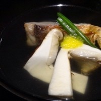 日本料理 晴山 - 若狭のぐじ（甘鯛）と松茸のお椀。
                「ぐじ」は焼くことで甘み旨みが増しますね。
