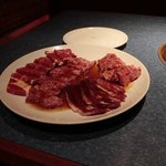 このお店は、熊本県内でも肉がおいしいと評判のお店で
          その日の店内は、客の活気であふれかえっていました