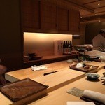 神楽坂 鮨 りん - １枚板でできたカウンター