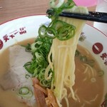 天下一品 - 麺にスープが絡みます