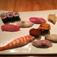 六緑 - おまかせ握り八貫、巻物