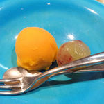 割烹味楽 - デザート（マンゴーのシャーベット、巨峰）