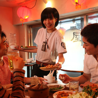 【接客も力を入れています】餃包を愛するメンバー達・・・☆