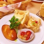 パンカフェゆら - ミニ食パンの器にアツアツのポタージュスープを入れました。あま～いハニートーストとさっぱりトマトブレッドを合わせたボリュームたっぷりの一皿です。