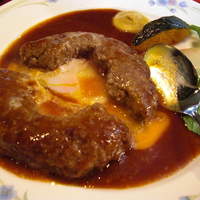 くいしんぼー山中 - ハンバーグにフォークを入れると玉子がとろ～り。