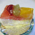 金の小槌 - フルーツデコレーション３２４円、旬のフルーツをたっぷりと使ったケーキです。
