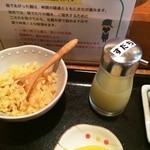 麦きり トクオカ - すだち果汁と揚げ玉(天かす)