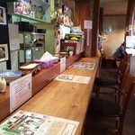 カウンター席左端から眺めた店内