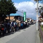 坂内食堂 - １２０人の行列。これくらいで７０分待ち。