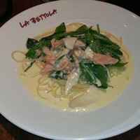  ラ･ベットラ･ダ･オチアイ イケブクロ - サーモンとほうれん草のパスタ