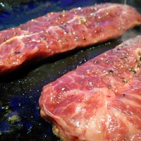 国産熟成焼肉 肉バル ドウラクコリーダ ランドマーク店 - 味付けがされていた肉たち