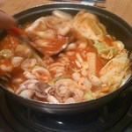 「ナチポック鍋Ｂ」（タコ、エビ、ホルモン入り。１人前１７００円。写真は２人前）