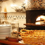 TAVOLOZZA - 小さな石窯でピッツァから肉まで色々焼きます