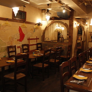 お洒落で落ち着いた雰囲気、気取らずくつろげる店内