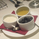 JUTURNA - サラダはドレッシングとチーズとブルーベリーでいただく