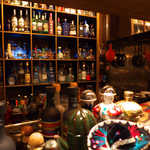 Gatito - さまざまなテキーラが並ぶ店内。初心者でも優しく教えてくれる（はず）