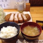 金の豚 おか田 - ロースかつ定食(200g)1800円