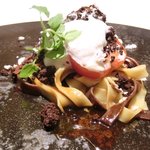 レストランエール - ランチコース 4752円 の山形牛のすじ肉の煮込み 自家製タリアテッレ、カカオ、フランス料理との相性