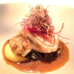 レストランエール - ランチコース 4752円 の石川県産の真鱈のムニエル、白子、牡蠣、ビーツ、インカのめざめ、ノーザンルビー、シャドークイーン