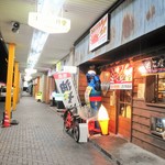 昭和レトロ飲食店 ゴーゴー食堂 - 屋根があるので雪は積もらない歩道