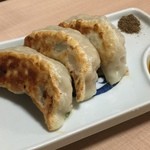 43750089 - 大振りな餃子は食べ応えがあります。