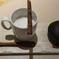 アニエルドール - アミューズ　ごぼうのポタージュ、フロマージュのタルト