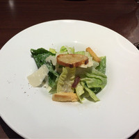 ワカヌイ グリル ダイニング バー 東京 - ロメインレタスとカンタブリア産アンチョビ  NZ産キコランギチーズのシーザーサラダ