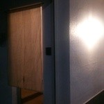 Fukuya - 行灯横の暖簾をくぐって階段に