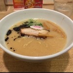 カーザ ルカ - ラー博は俺の社員食堂。  日伊豚骨半拉麺二番勝負 其の壱 ミニミラノとんこつラーメソ！  なるとがキュート♡  肉もマー油もイイね！ 