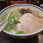 元祖 名島亭 - ラー博は俺の社員食堂。  日伊豚骨半拉麺二番勝負 其の弐 ミニ築炉釜出しとんこつラーメソ！  今日もベタカタで。ミニでも具はしっかりのせられていてイイね！ 