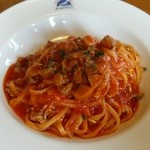 アルバトロス - 本日のパスタランチ豚肉のトマトソース（サラダ・パン）７５０円。最近、麺が生パスタに変更されたそうです。