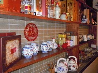 Gyouzamonogatari - 中国茶、紹興酒、ワイン、白酒等豊富なドリンクを飾るカウンター